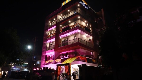 Façade de l’hébergement - soirée/nuit