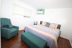 4 bedrooms, desk, travel cot, free WiFi - 4BR/4BA Queen Anne Retreat & Easy Port Access! (Seattle)