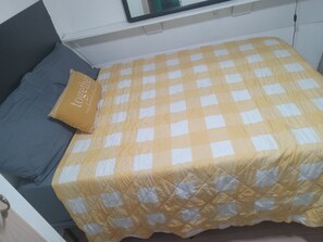 1 chambre, fer et planche à repasser, draps fournis