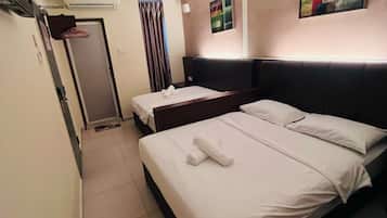 Habitación familiar, no fumadores, baño privado | Escritorio y espacio para trabajar con un portátil