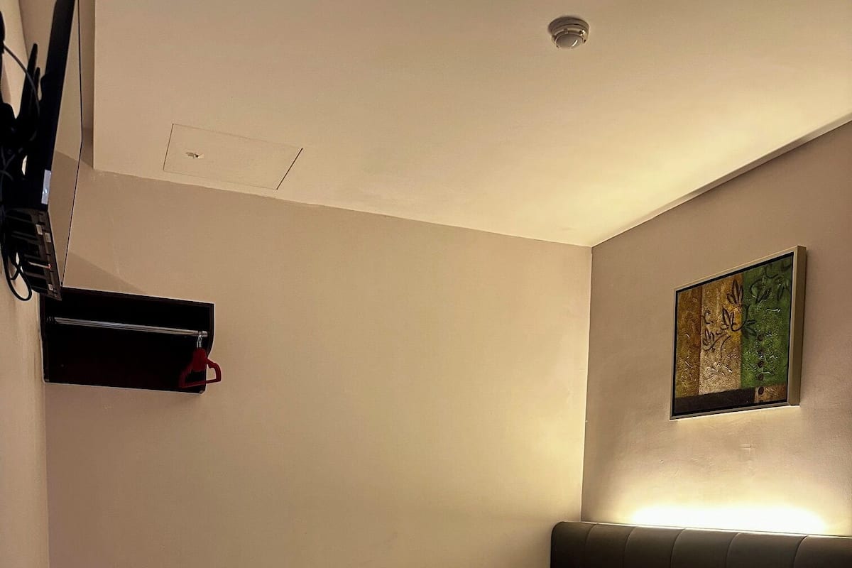 Doppia Standard, 1 letto queen, non fumatori, bagno privato | Una scrivania, postazione laptop, ferro/asse da stiro, Wi-Fi gratuito