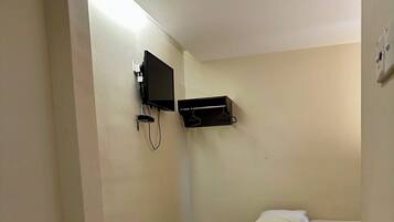 Habitación triple estándar, no fumadores, baño privado | Escritorio y espacio para trabajar con un portátil