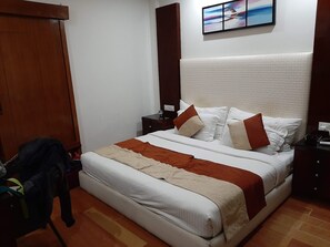 Habitación de lujo, vista a la ciudad | Wifi gratis y ropa de cama 