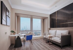 Peralatan tempat tidur hipoalergenik, meja, ruang kerja komputer riba 