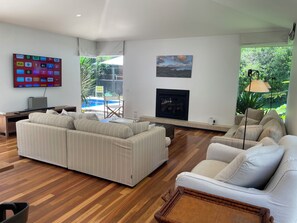 Smart-TV, Kamin, Computerbildschirme, Drucker