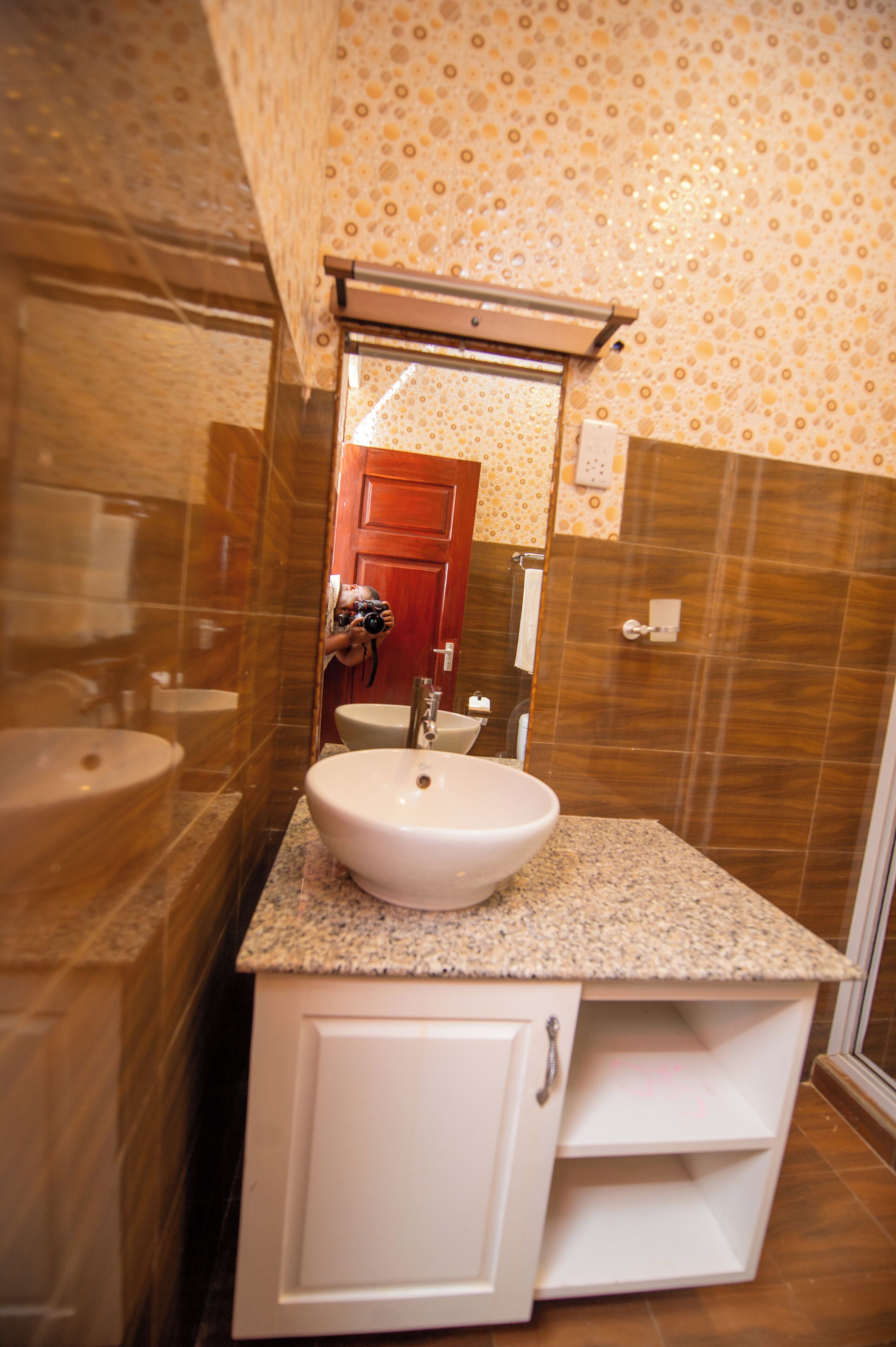 デラックス ルーム | バス  ルーム | シャワー、バスアメニティ (無料)、タオル、石鹸