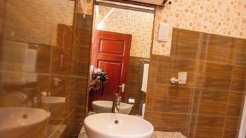 Deluxe Room | Bathroom | Shower, free toiletries, towels, soap