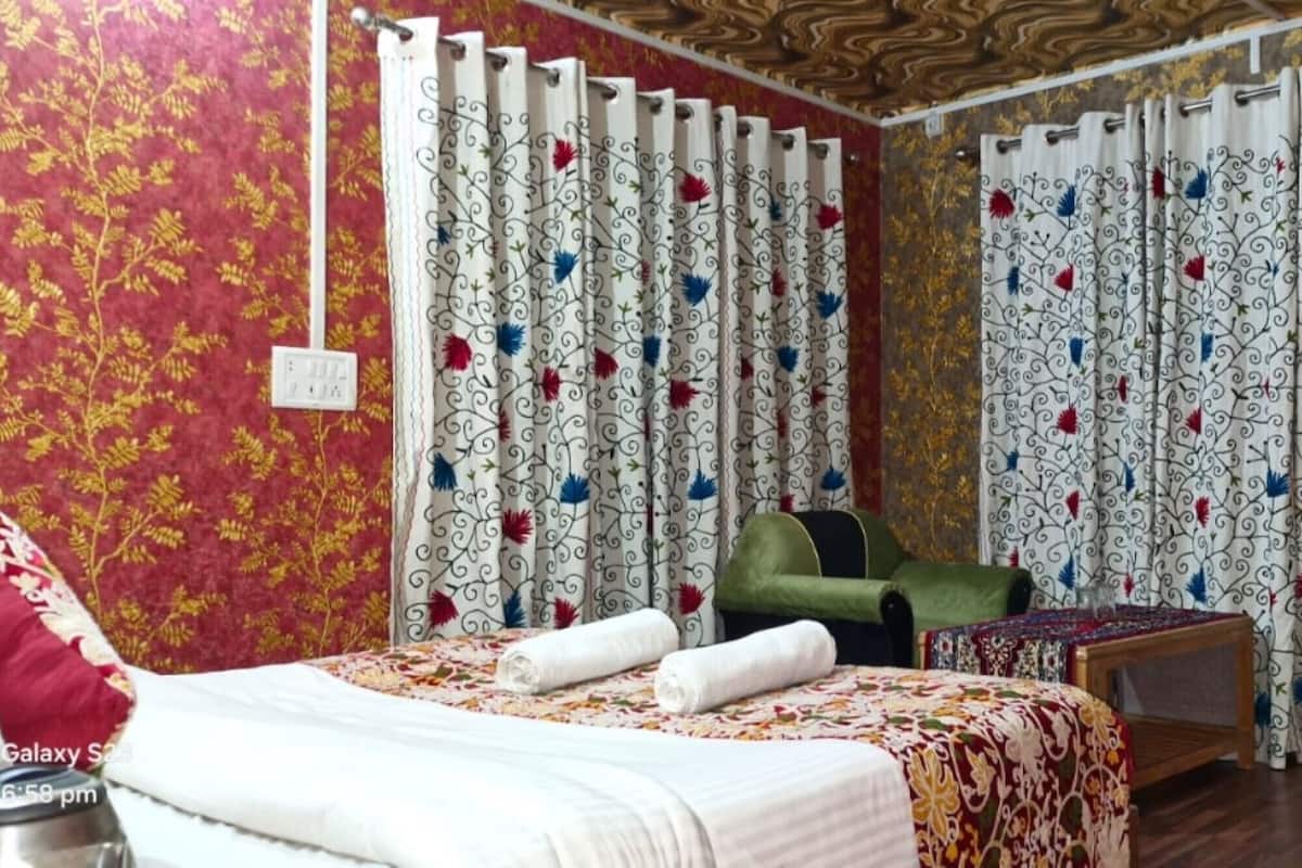 Deluxe Double Room, City View | Free WiFi, bed sheets