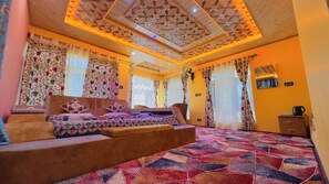 Deluxe Double Room, Mountain View | Free WiFi - Oak Heaven Cottage (Baramula)