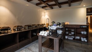 Una cocina moderna con una encimera amplia, electrodomésticos diversos y armarios de almacenamiento.