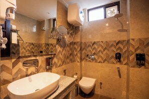 Deluxe tweepersoonskamer, balkon | Badkamer | Gratis toiletartikelen, een haardroger, pantoffels, handdoeken