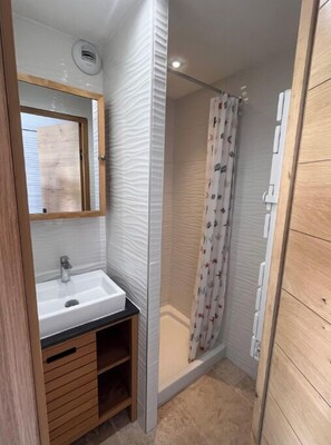 Dusche, Handtücher, Toilettenpapier