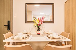 Apartamento, 1 quarto, vista para a cidade | Sala de jantar