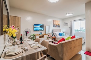 Apartment, 1 Bedroom, City View | Dining room