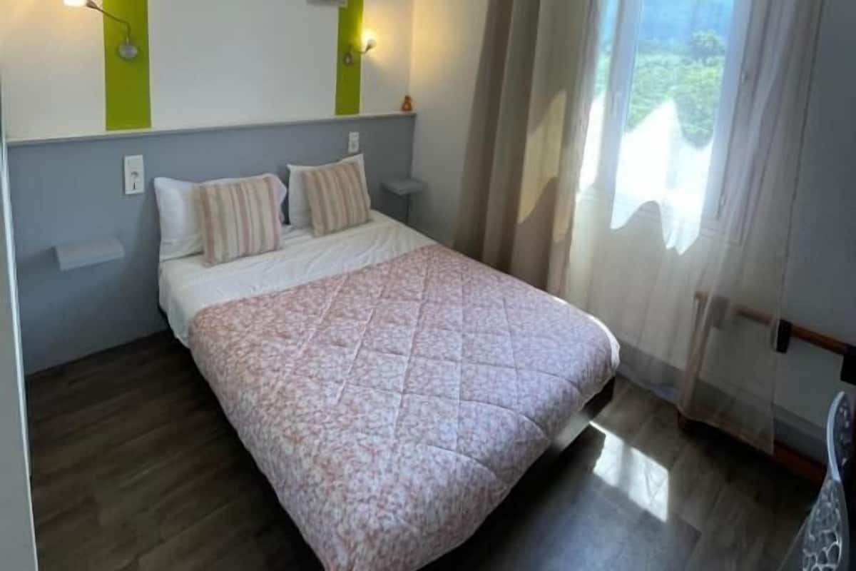 Comfort Double Room | Peti besi dalam bilik, meja, ruang kerja komputer riba