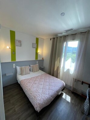 Dobbeltrom – comfort | Safe på rommet, skrivebord og skrivebord for bærbar PC