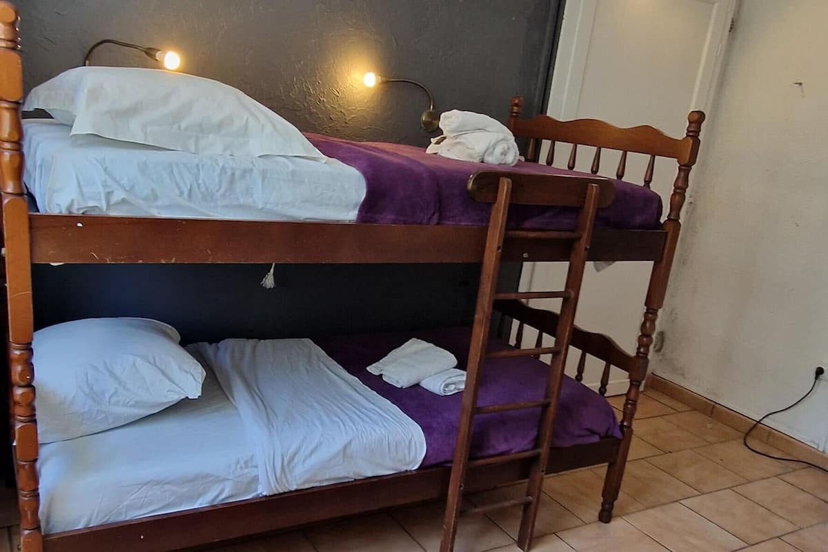 Habitación familiar, en el área del jardín | Caja de seguridad en la habitación y escritorio