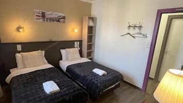 Habitació amb dos llits individuals | Caixa forta a l'habitació i escriptori