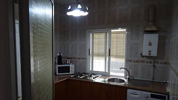 Réfrigérateur, micro-ondes, plaque de cuisson, cafetiÚre/bouilloire