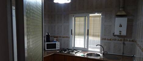 Kühlschrank, Mikrowelle, Herdplatte, Wasserkocher mit Kaffee-/Teezubehör