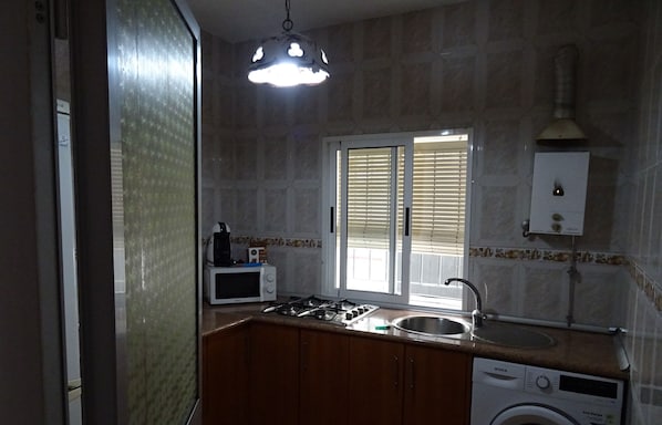 Geladeira, micro-ondas, cooktop, cafeteira/chaleira