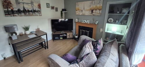 Lovely 2-bedroom cosy apartment with driveway & garden in charming Dundee