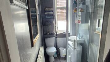 Shower, hair dryer, towels, shampoo