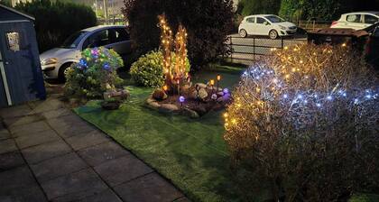 Lovely 2-bedroom cosy apartment with driveway & garden in charming Dundee