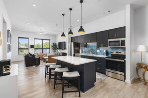 Fridge, microwave, oven, stovetop - Upscale Music Row Corner Unit with Pool, Patio, Rooftop with City View, & Gym (Nashville)