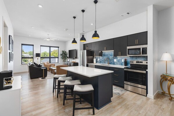 Geladeira, micro-ondas, fogão, cooktop