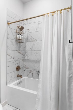 ヘアドライヤー、タオル、トイレットペーパー