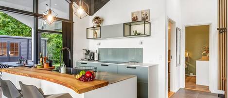 Fridge, dishwasher, cookware/dishes/utensils