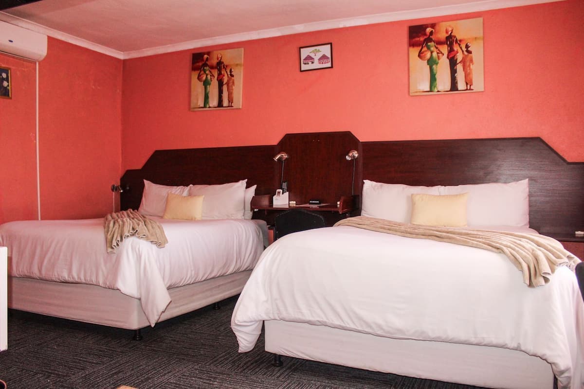Habitación estándar con 1 cama matrimonial o 2 individuales, vista a la montaña | Escritorio, espacio para trabajar con laptop y insonorización