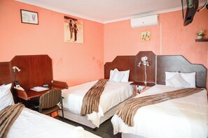 Chambre Triple | Bureau, espace de travail pour ordinateur portable