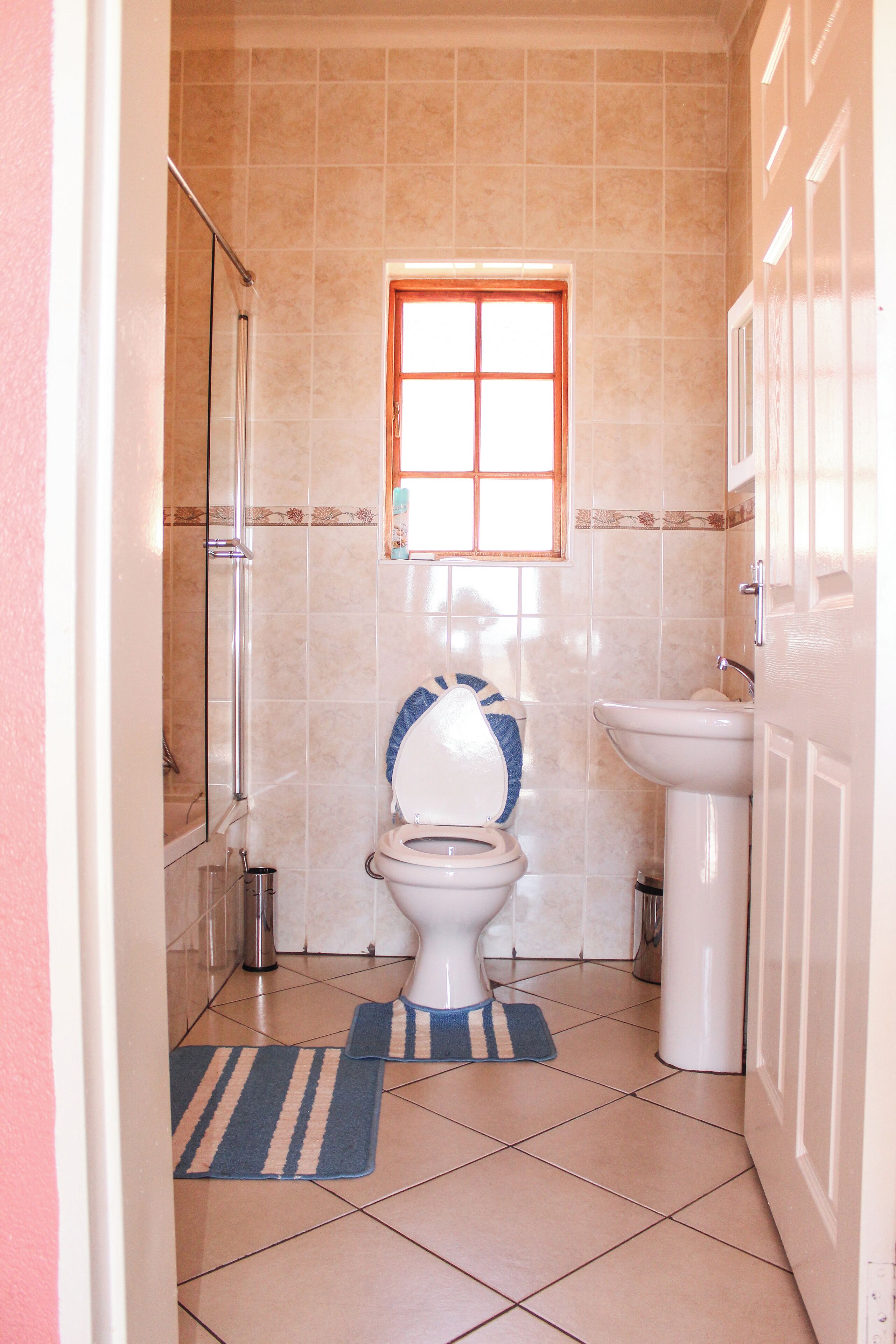 Un baño con inodoro, lavabo y ducha.