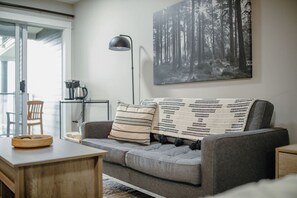 Fernseher, Kamin, Tischtennisplatte