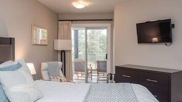 Een bureau, een strijkplank/strijkijzer, wifi, beddengoed