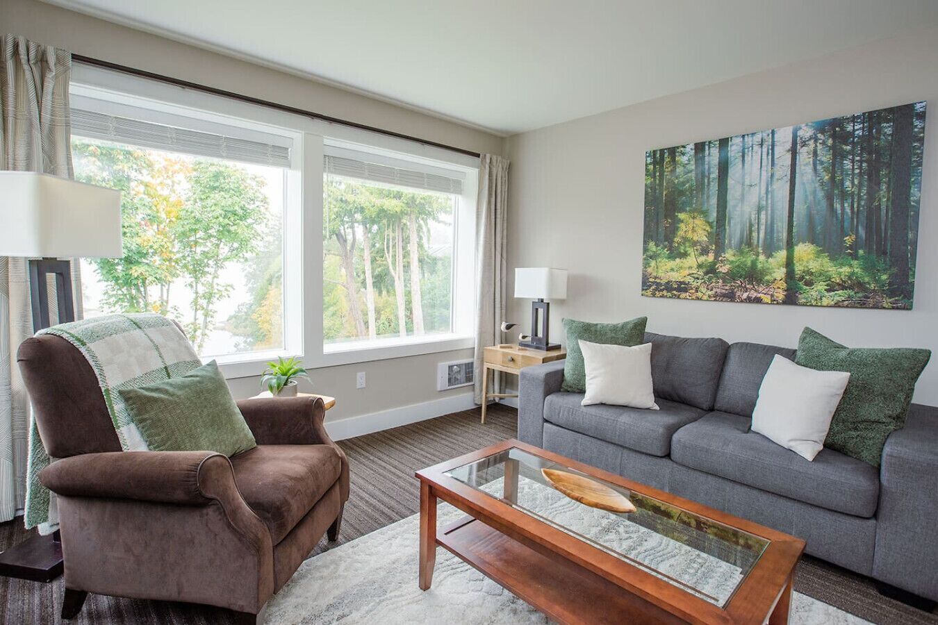 TV, lareira, mesa de pingue-pongue