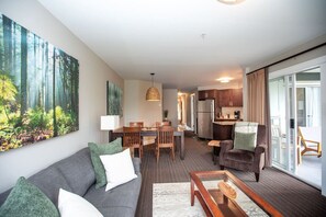 Fernseher, Kamin, Tischtennisplatte