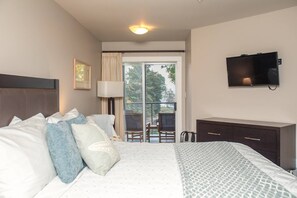 Escritorio, tabla de planchar con plancha, wifi y ropa de cama 