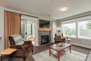 Fernseher, Kamin, Tischtennisplatte