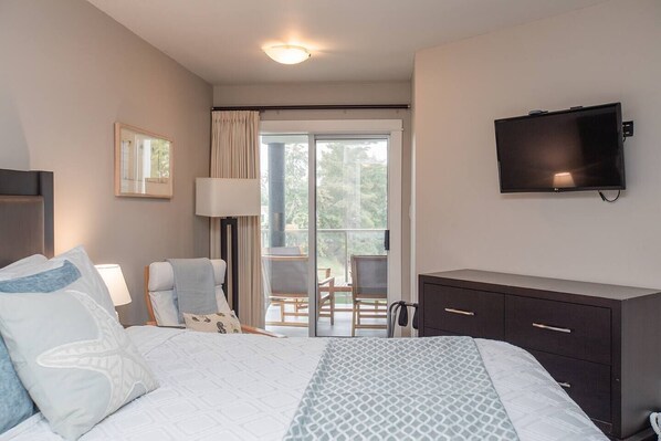 Desk, iron/ironing board, WiFi, bed sheets