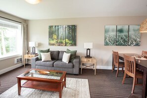 Televisor, llar de foc i taula de tennis de taula 