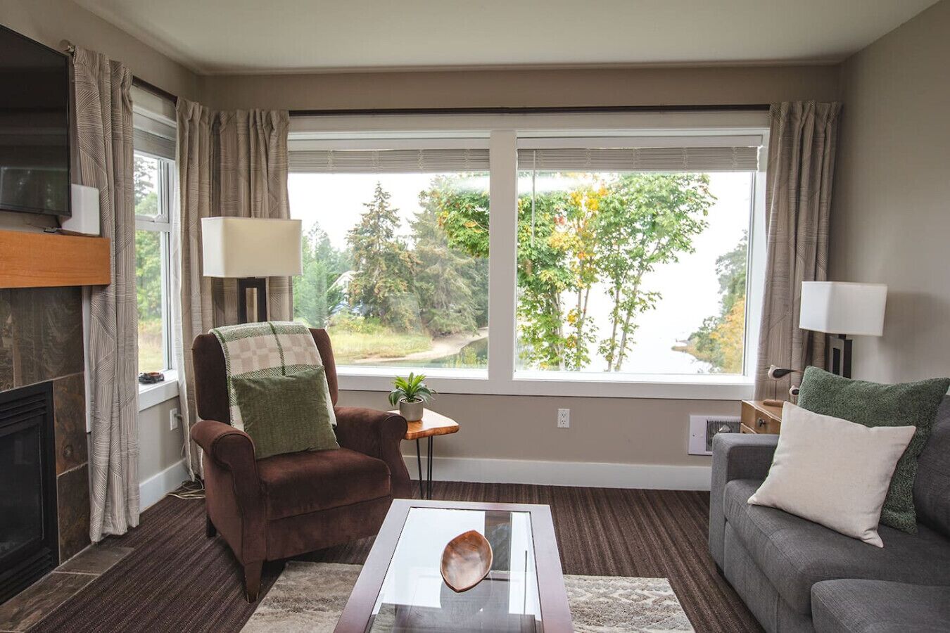 Télévision, cheminée, table de tennis de table