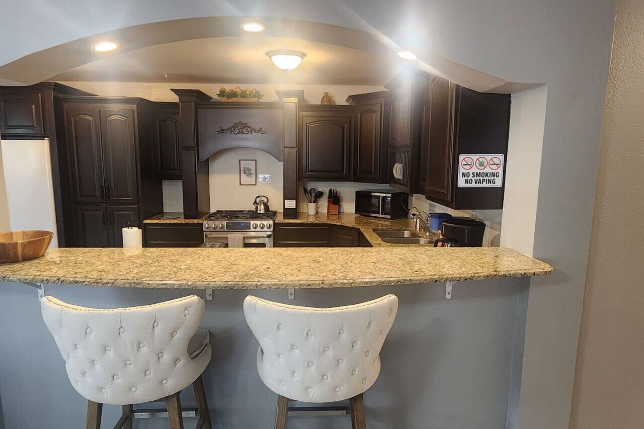 Frigorífico, microondas, horno y utensilios de cocina