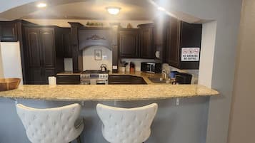 Geladeira, micro-ondas, fogão, talheres/pratos/utensílios de cozinha