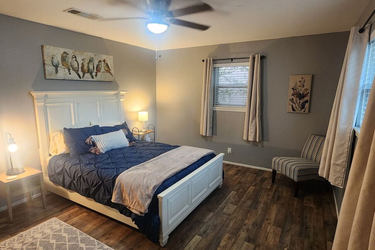 2 habitaciones, escritorio, tabla de planchar con plancha y wifi gratis 