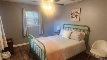 2 quartos, escrivaninha, ferros/tábuas de passar roupa