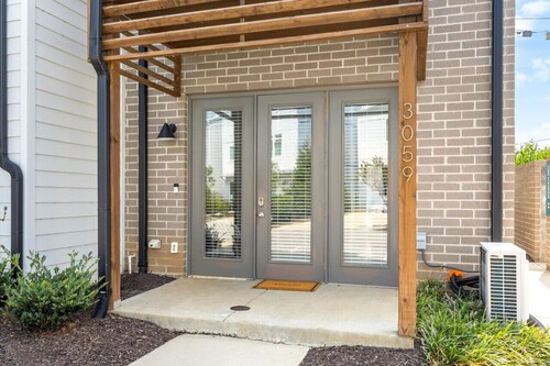 Modern Condo w/ Mountain Views, 2 Private Decks!