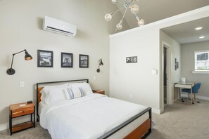 1 bedroom, desk, travel crib, WiFi - Modern Condo w/ Mountain Views, 2 Private Decks! (Chattanooga)